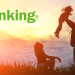Logo de Life Banking en una foto con una familia en la naturaleza