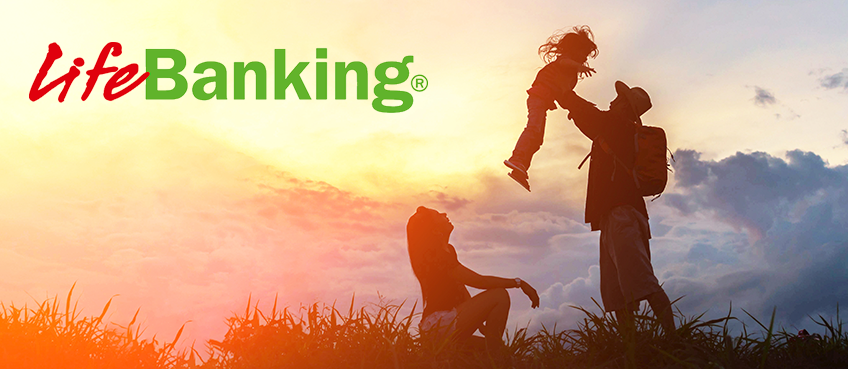 Logo de Life Banking en una foto con una familia en la naturaleza