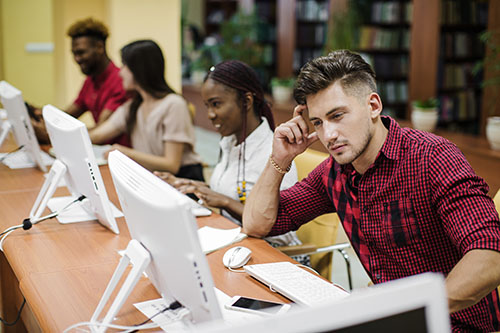 Foto de jóvenes utilizando computadoras