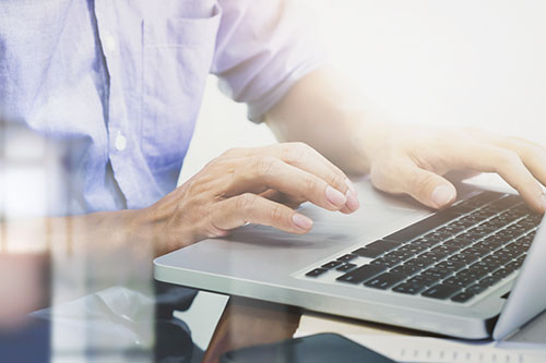 Foto de un hombre tecleando en una notebook