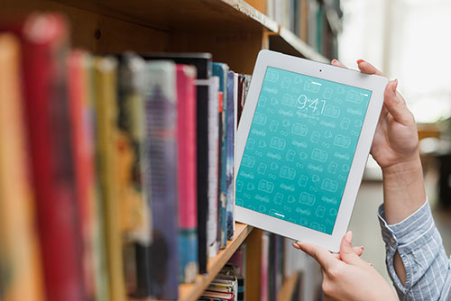 foto de una tablet en una biblioteca