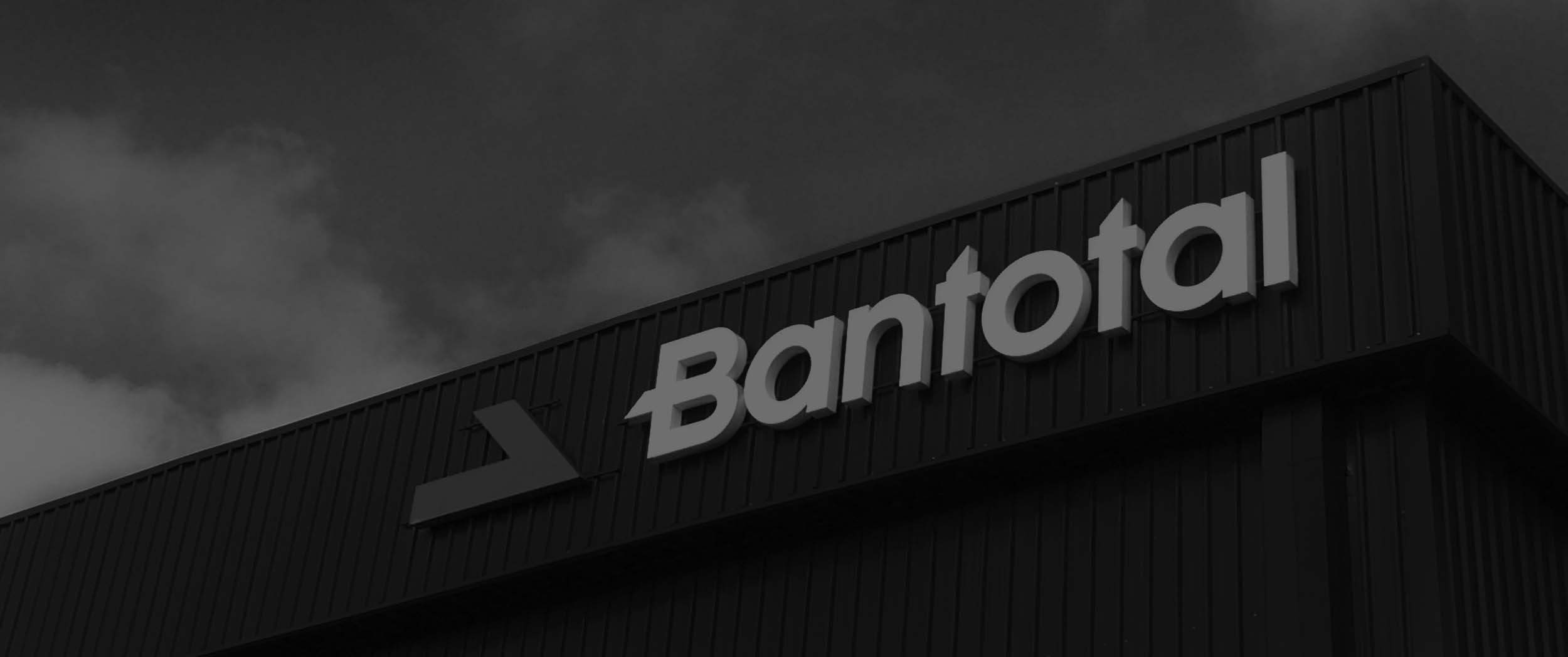 Foto de parte de un edificio con el logo de Bantotal