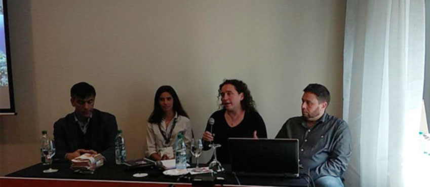 Foto del panel en el que se encuentra hablando Eugenia de Larrobla