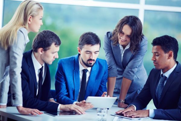 Fotografía de grupo empresarios conversando