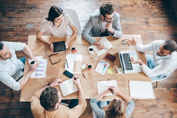 Fotografía de grupo de personas trabajando